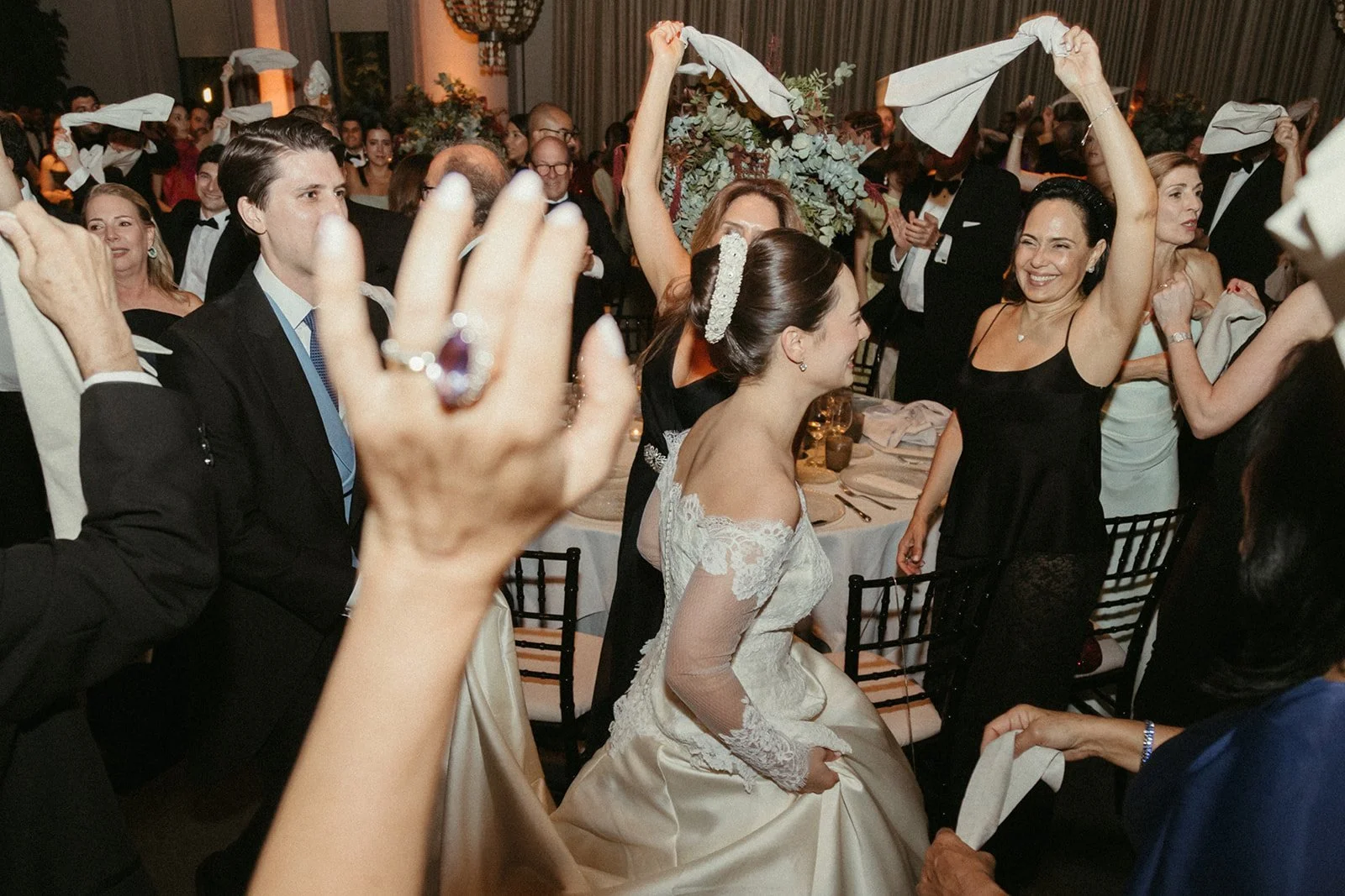 Los invitados agitan las servilletas para recibir a los novios en la cena