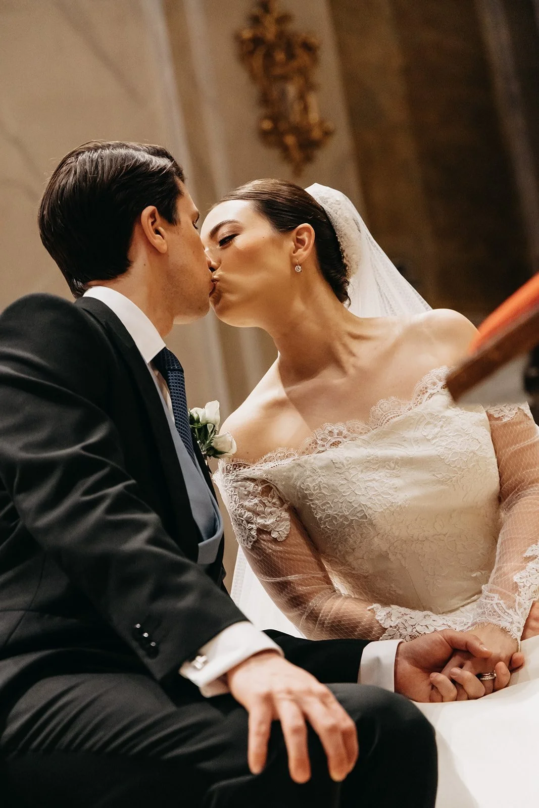 The couple kissing during the ceremony at San Miguel