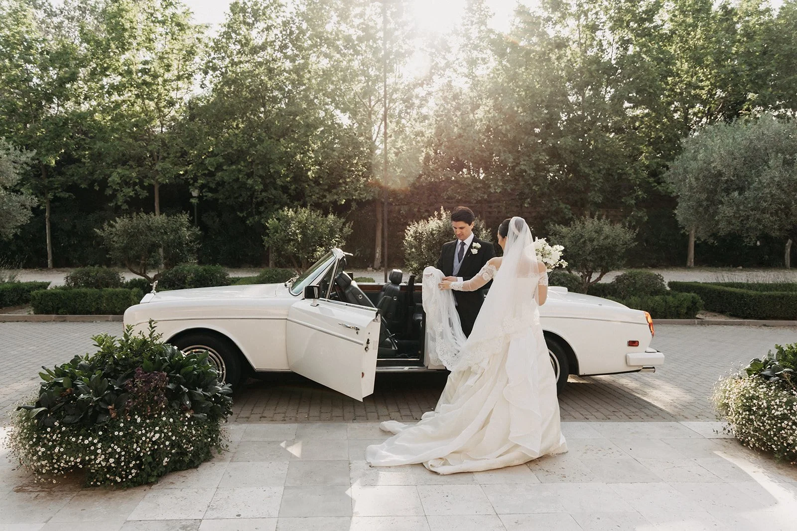 The couple arriving at La Quinta de Jarama in a classic convertible
