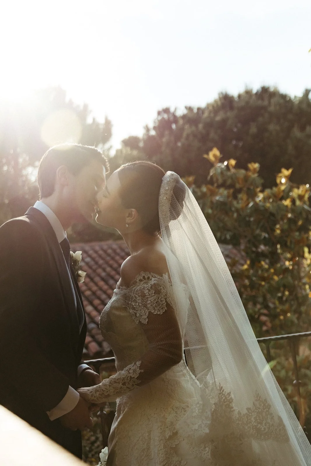 Backlit kiss on the terrace at La Quinta de Jarama