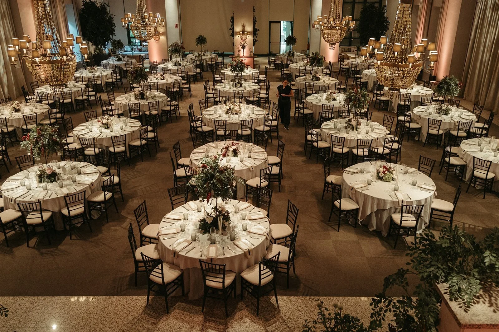 The banquet hall at La Quinta de Jarama set with round tables