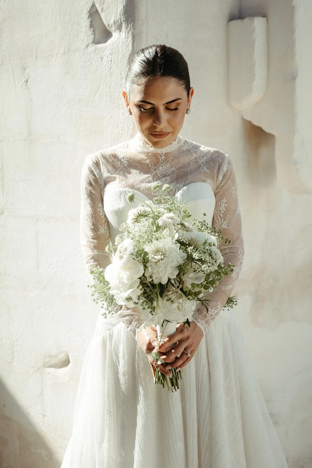 Retrato de la novia con su ramo de flores blancas