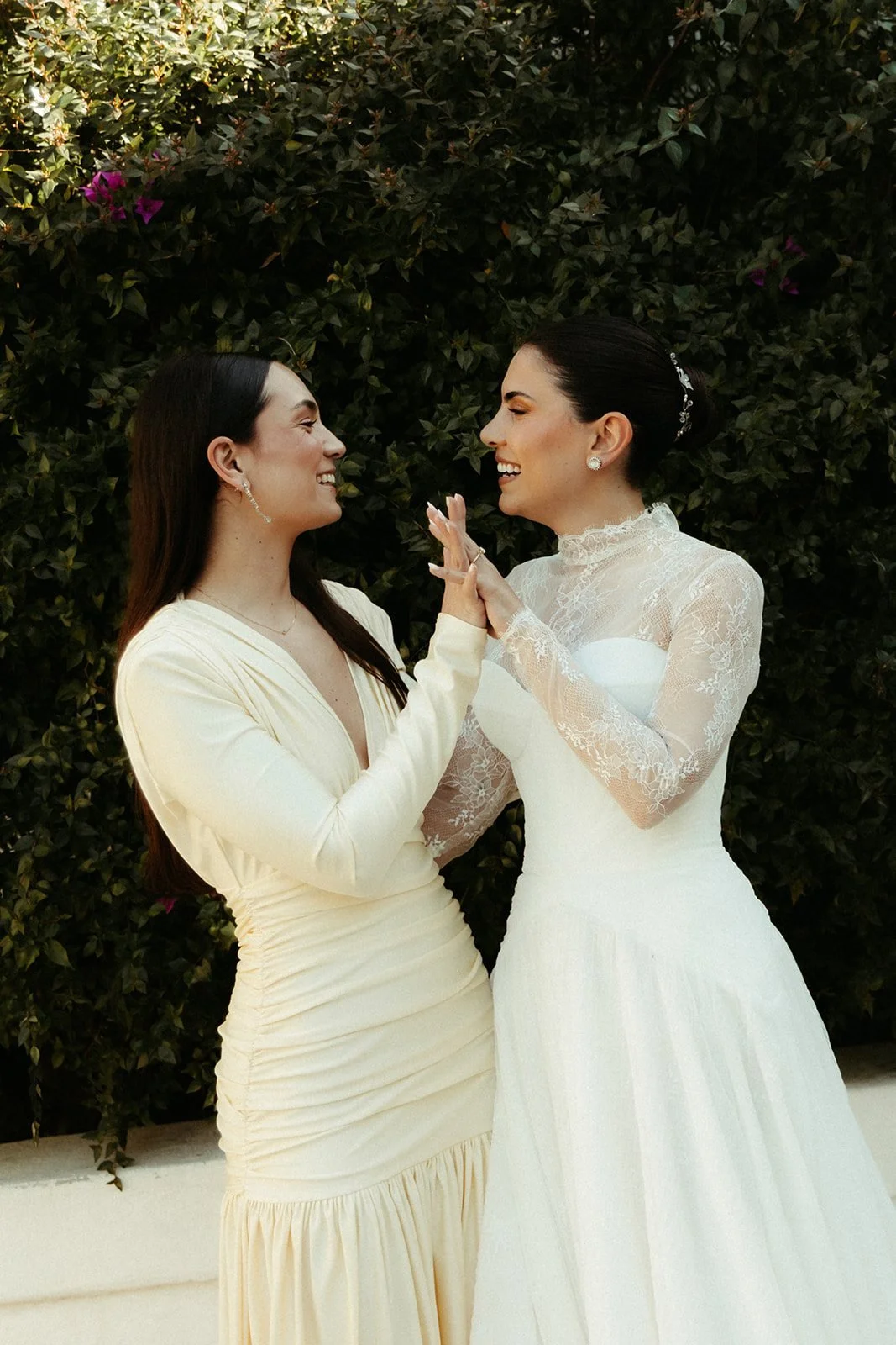 La novia y una amiga se ríen antes de la ceremonia