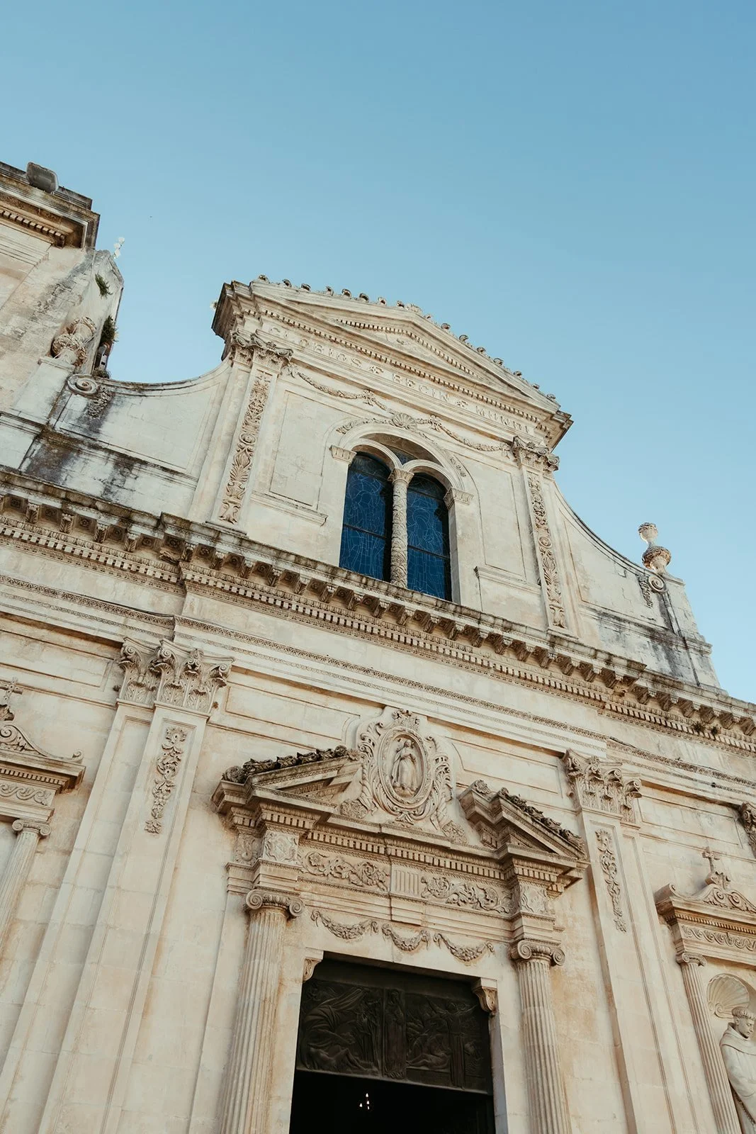 Fachada barroca de la Chiesa di San Francesco d’Assisi en el casco antiguo de Ostuni