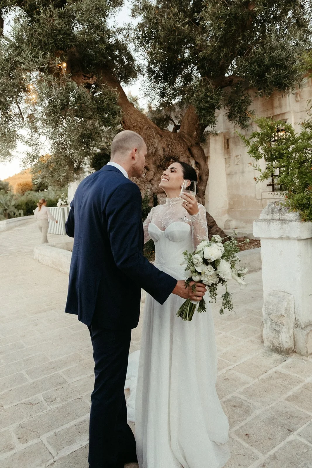 Los novios bajo un olivo centenario en la masseria