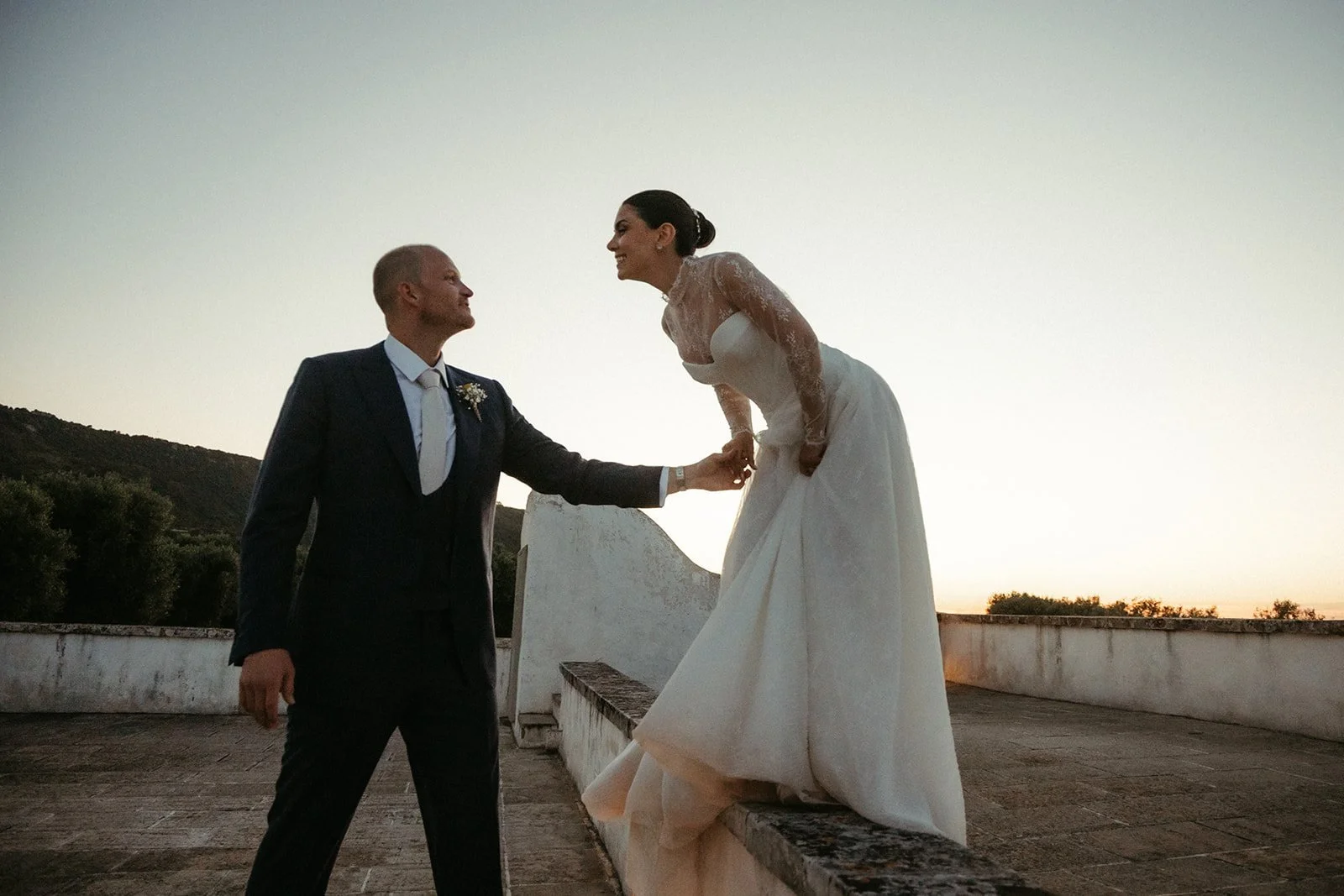 Los novios en la azotea al atardecer