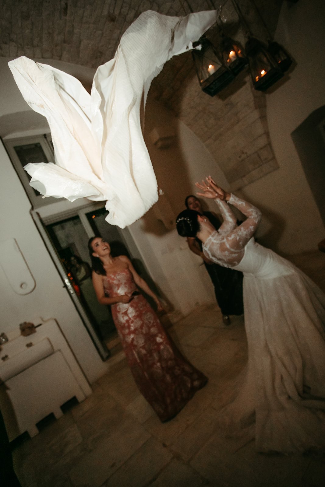 El vuelo del vestido de la novia en plena fiesta