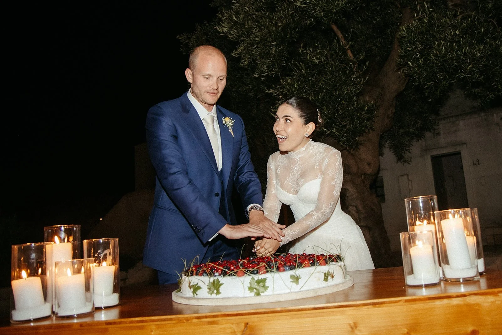 Corte de la tarta entre velas al final de la noche