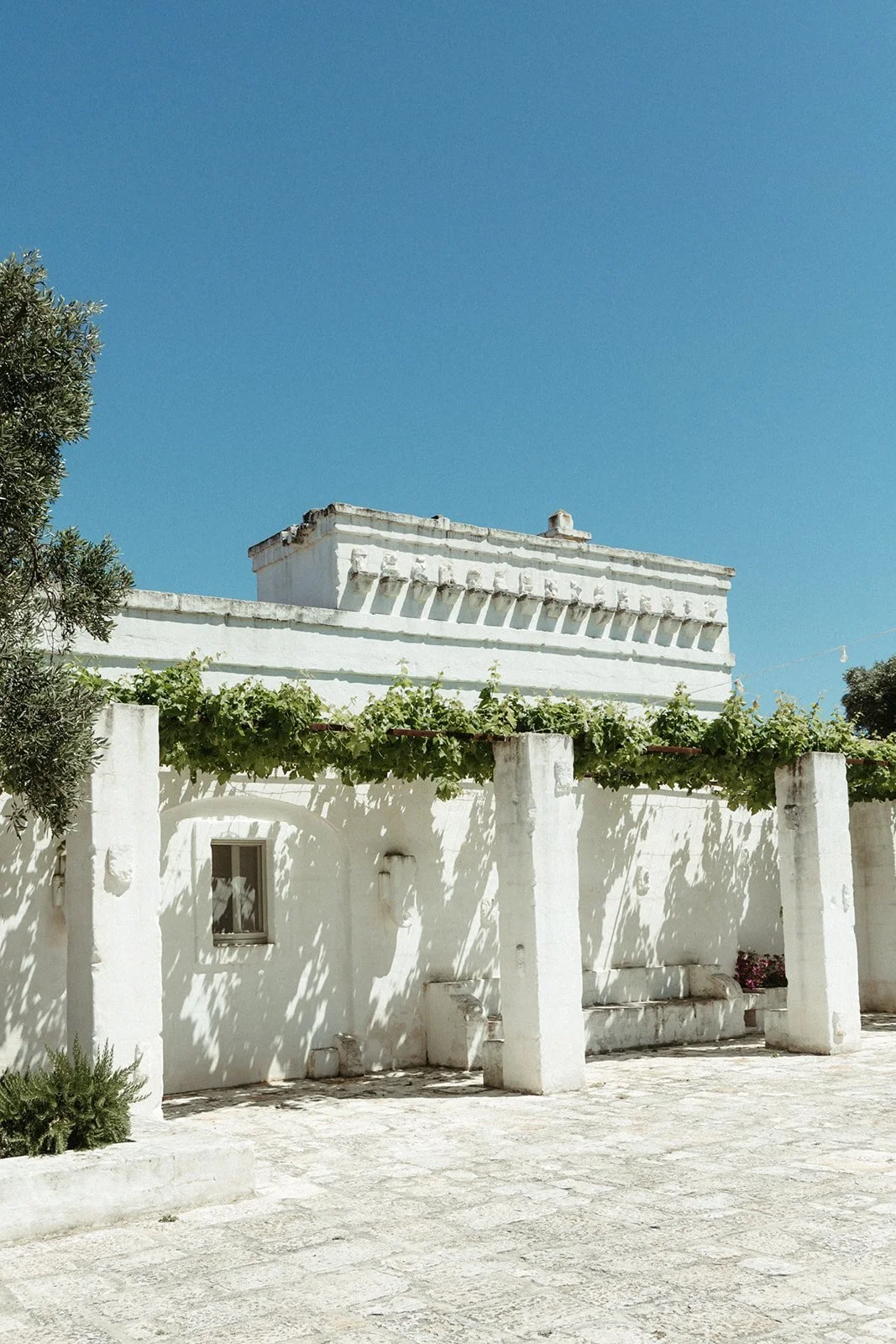 White façade of Masseria Le Carrube in Ostuni on the wedding day