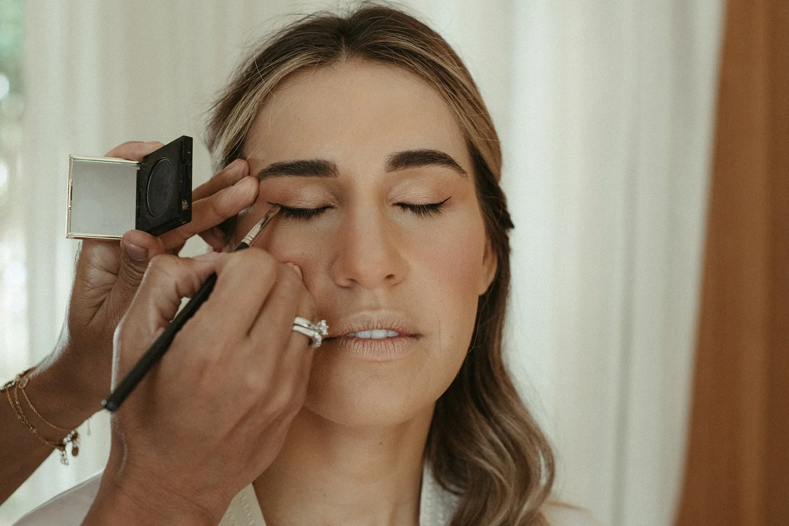 Mafe durante el maquillaje la mañana de la boda
