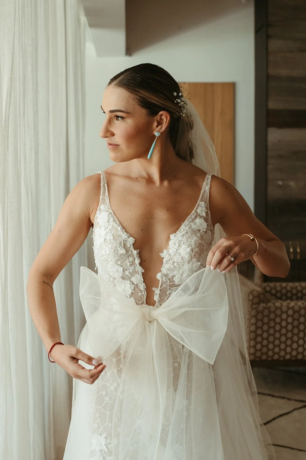 Mafe con el vestido de Berta y el lazo a la cintura