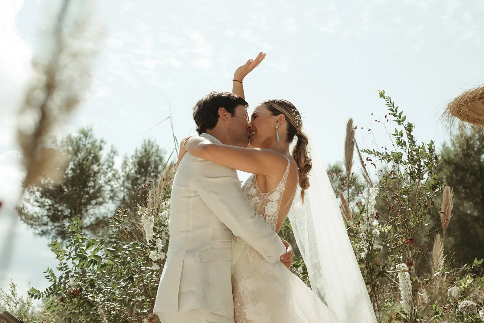 Beso de los novios al final de la ceremonia entre los pinos