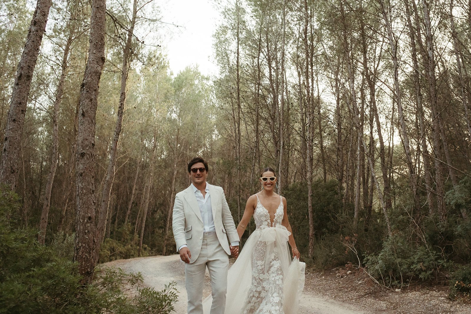 Los novios paseando por un camino del pinar de Sant Josep