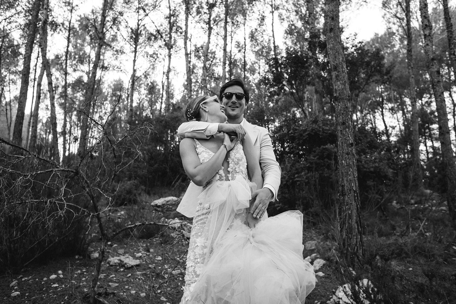Abrazo de los novios en el pinar, en blanco y negro