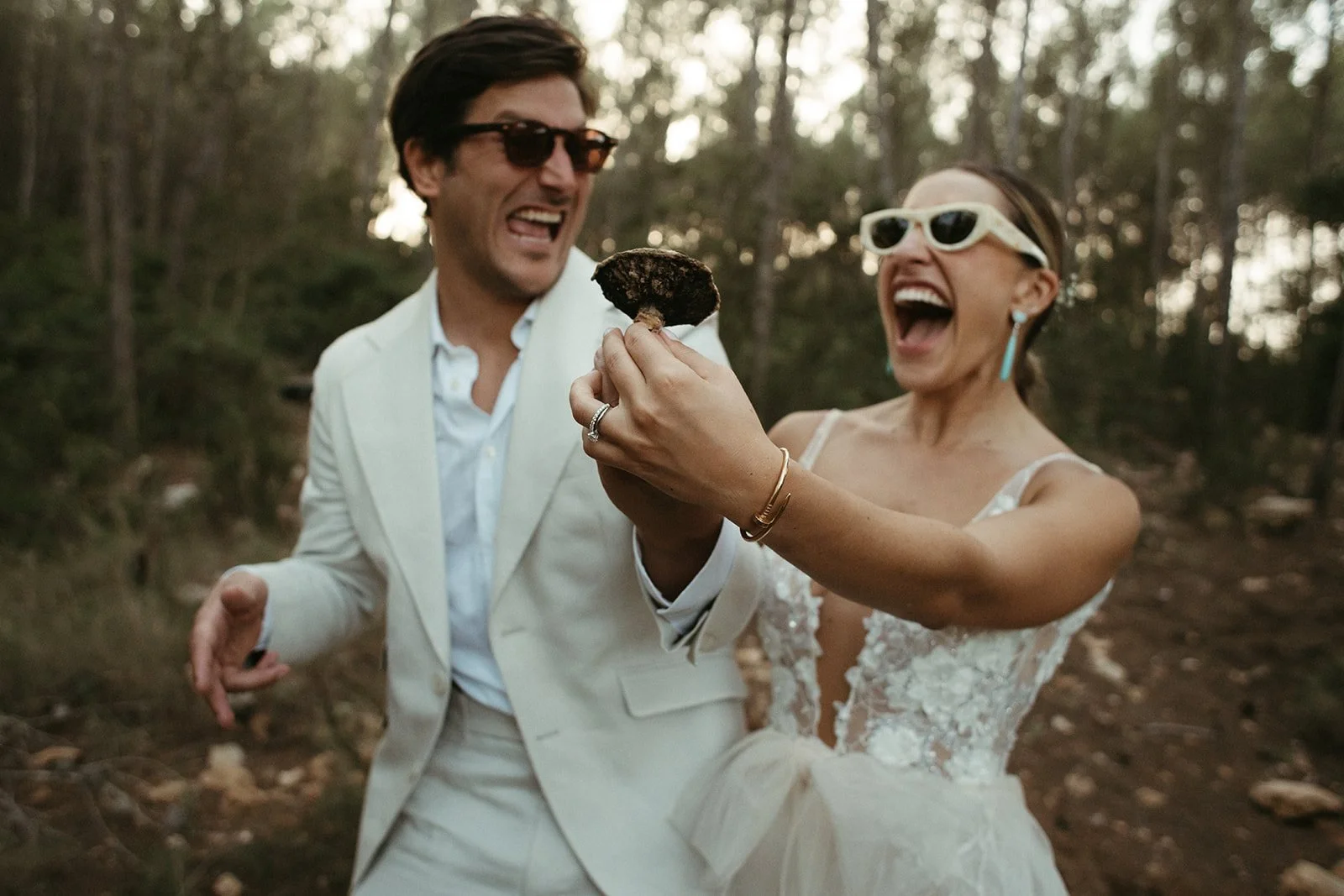 Los novios ríen a carcajadas con gafas de sol