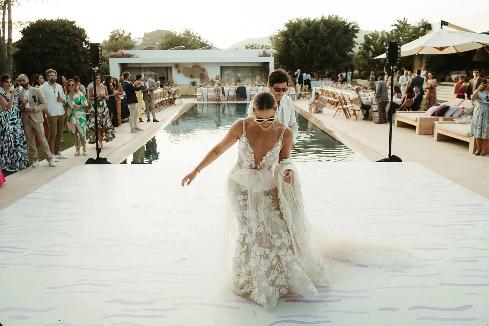 La novia en la pista blanca junto a la piscina