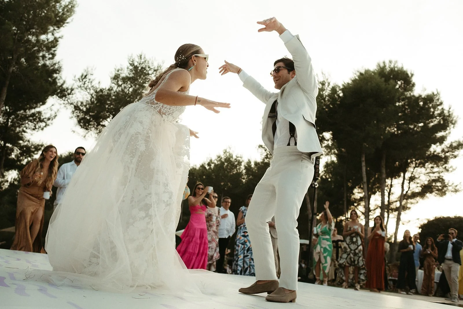 Los novios bailan en la pista junto a la piscina