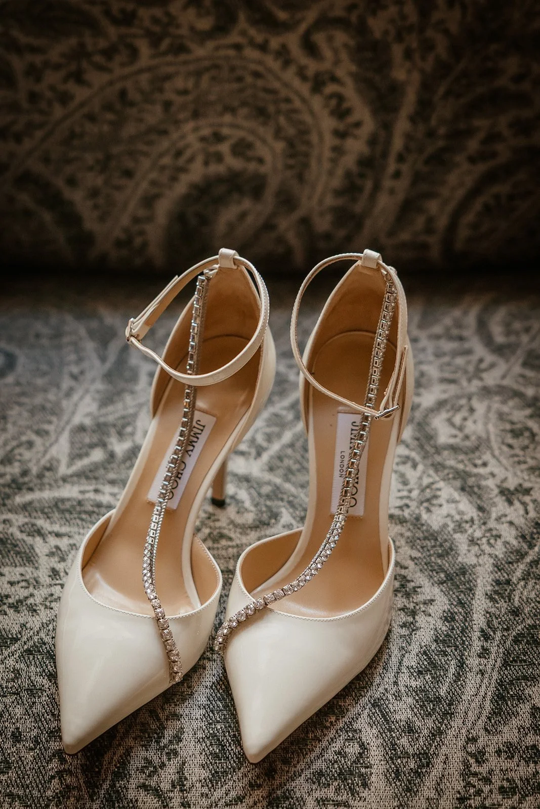 Zapatos de novia sobre una alfombra del Hotel Palacio del Retiro