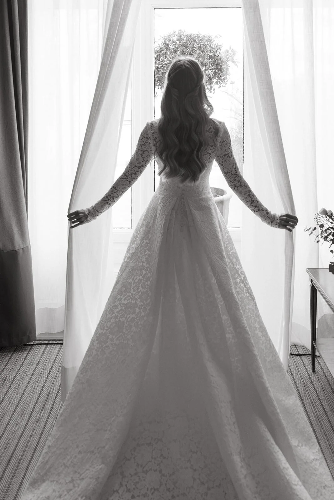 Silueta de Marina vestida de novia frente a la ventana, en blanco y negro