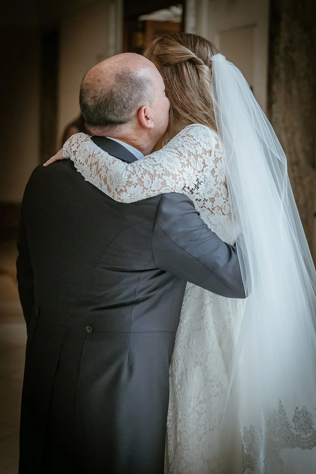 El abrazo del padre de la novia al verla vestida