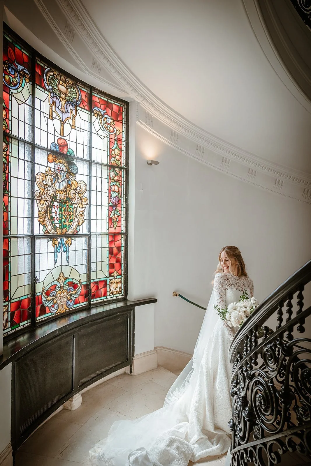 La novia en la escalera junto a la vidriera del Hotel Palacio del Retiro