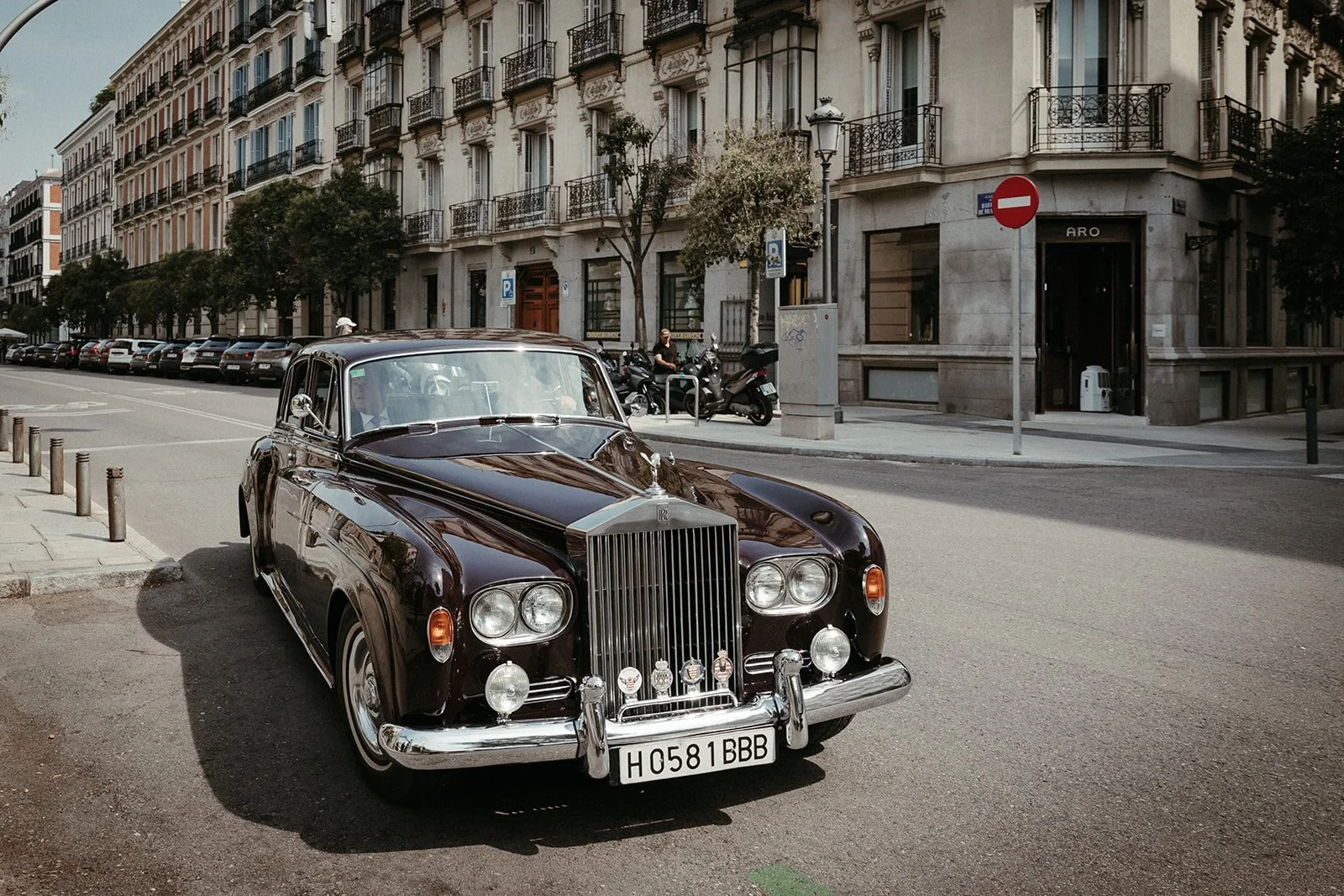 Rolls-Royce clásico de la boda aparcado en una calle de Madrid