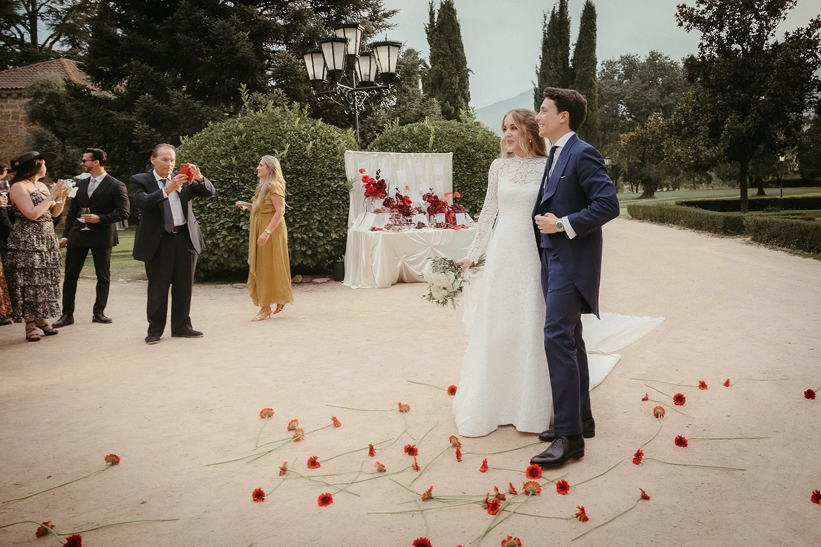 Llegada de los novios a Finca El Campillo entre pétalos rojos
