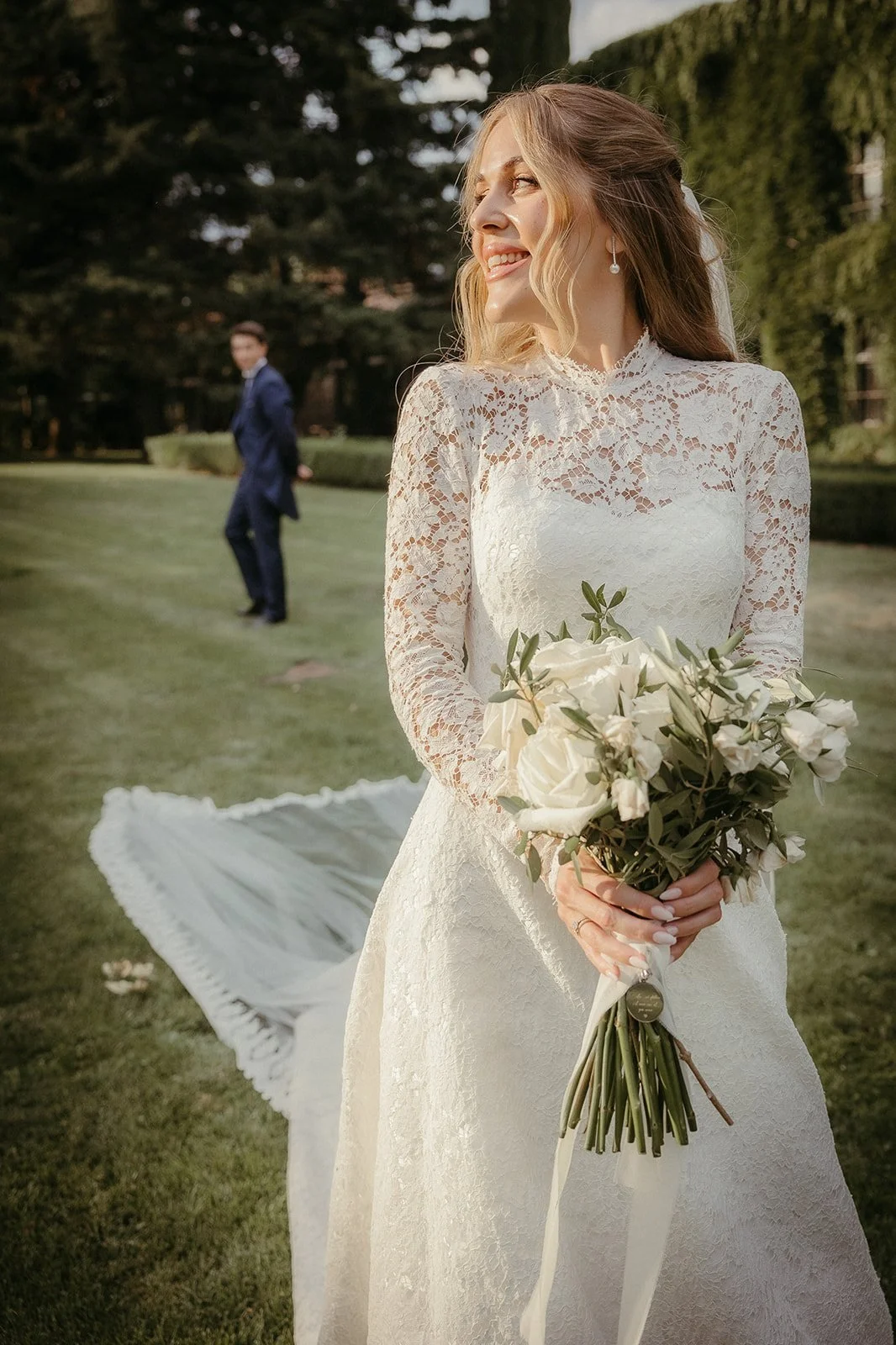 Portrait of Marina with her bouquet in the garden at El Campillo