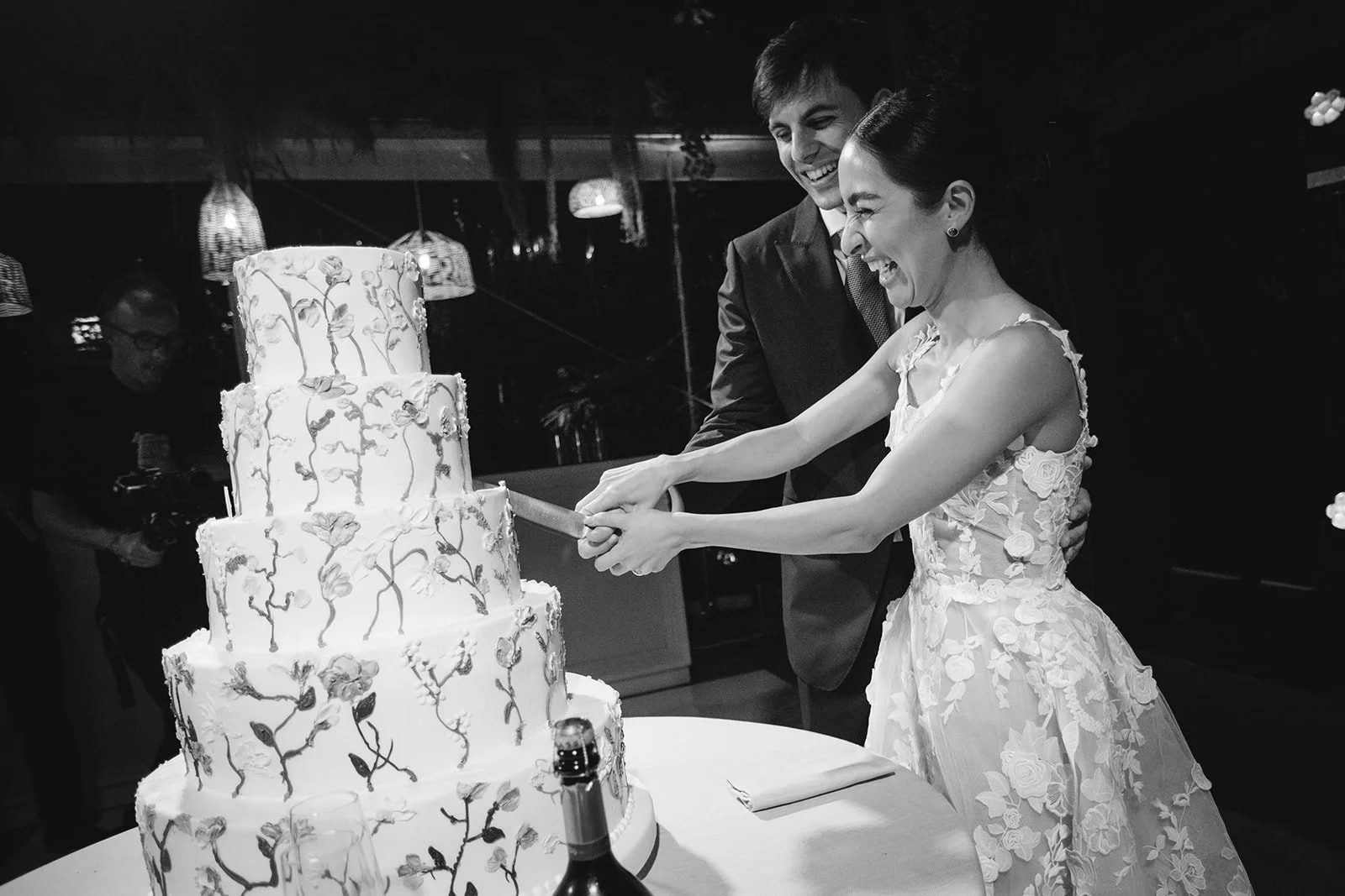 Corte de la tarta en una boda en Venecia, en blanco y negro