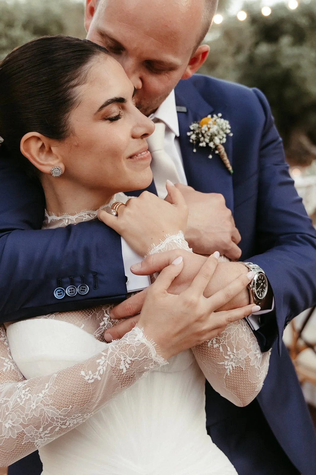 Abrazo de los novios entre risas en una boda en Puglia