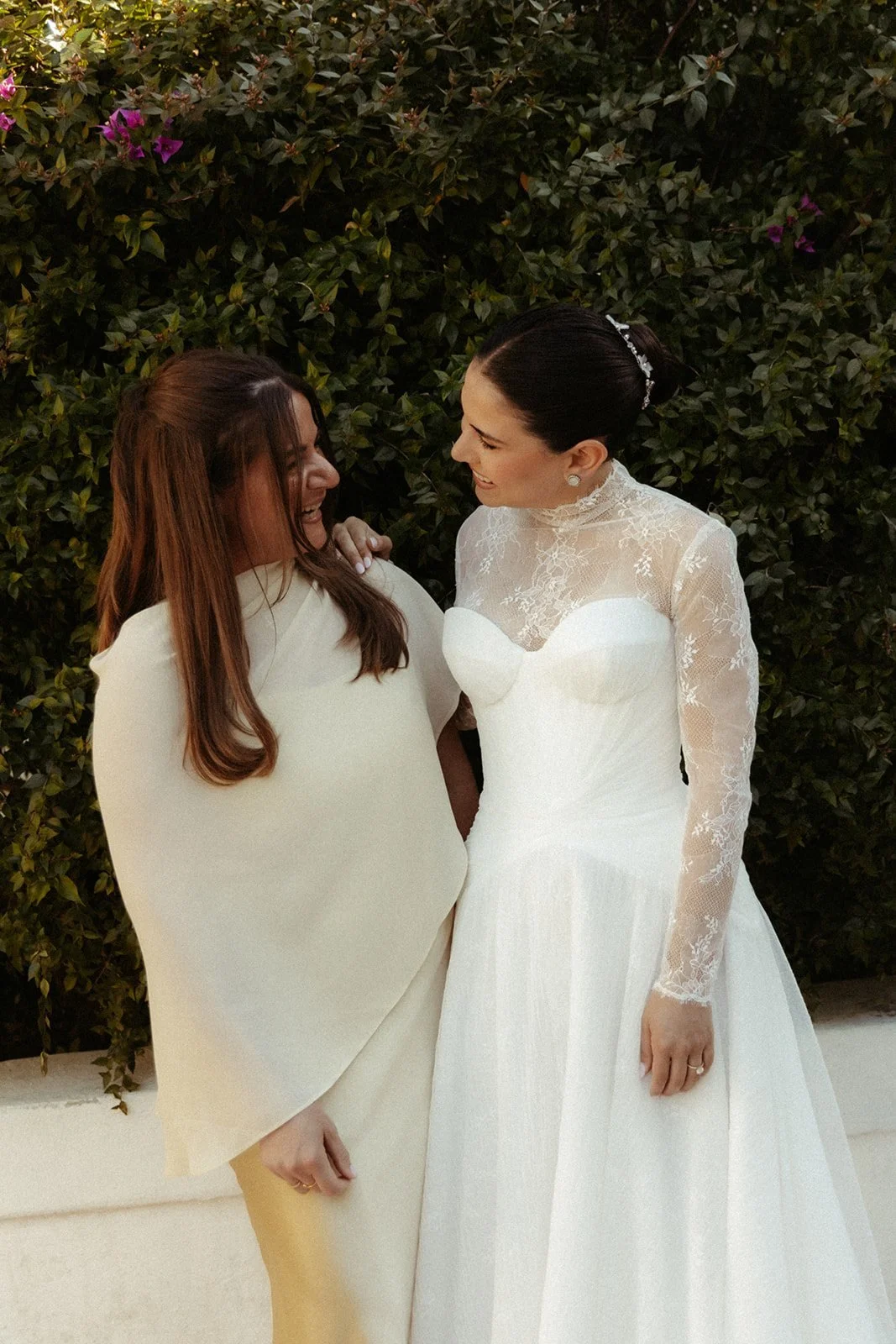 La novia con una amiga antes de la ceremonia en Puglia
