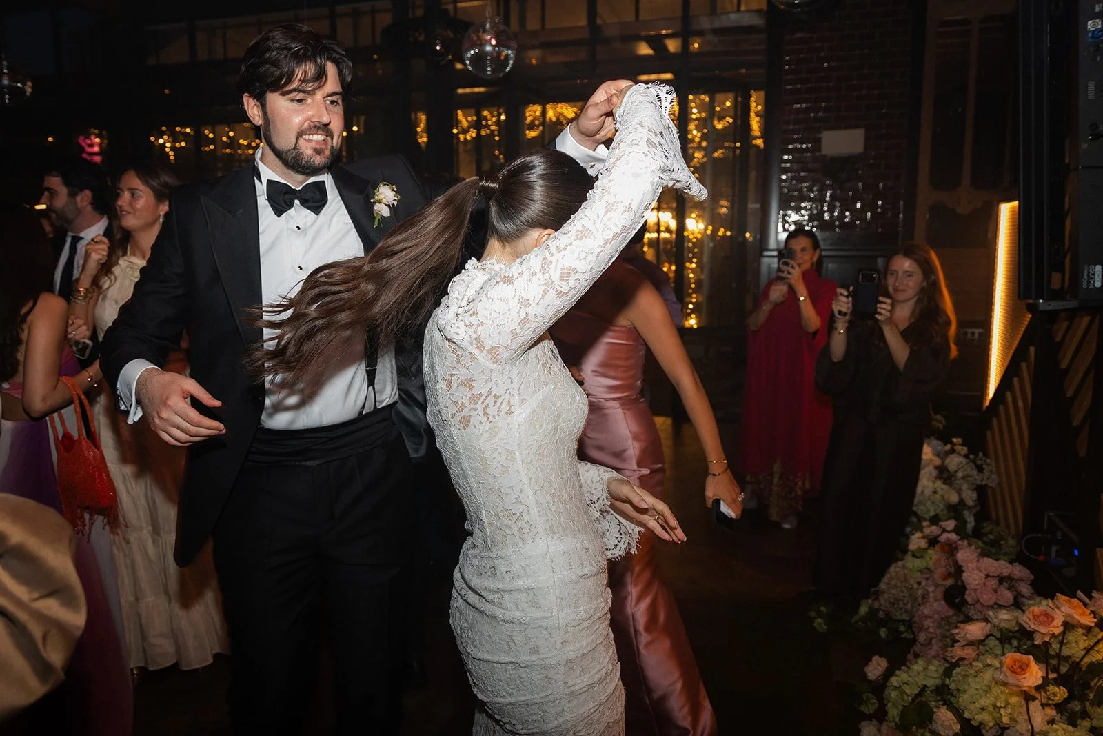 Los novios bailan en la fiesta de su boda en Galicia