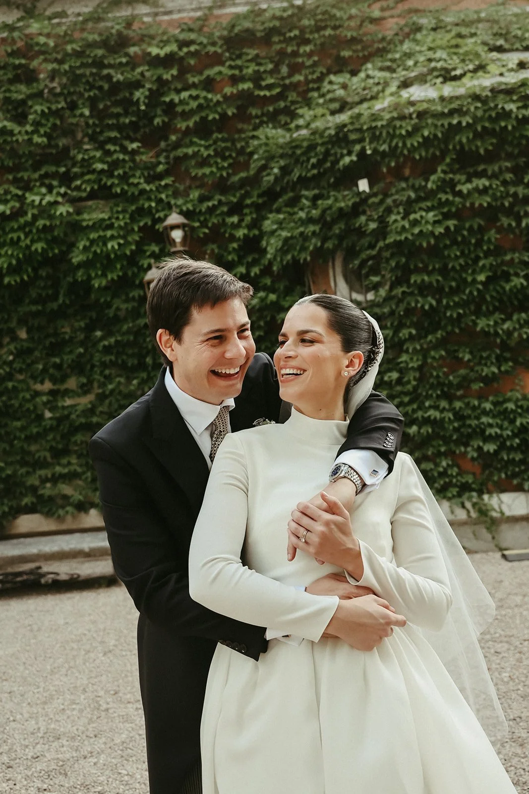 Bride and groom laughing in the gardens of La Casa de Mónico, Madrid
