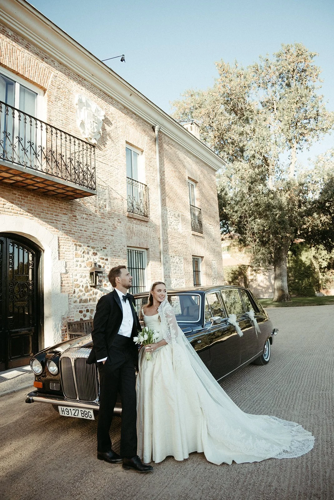 Bride and groom with a classic car at Finca Soto Mozanaque, Algete, Madrid