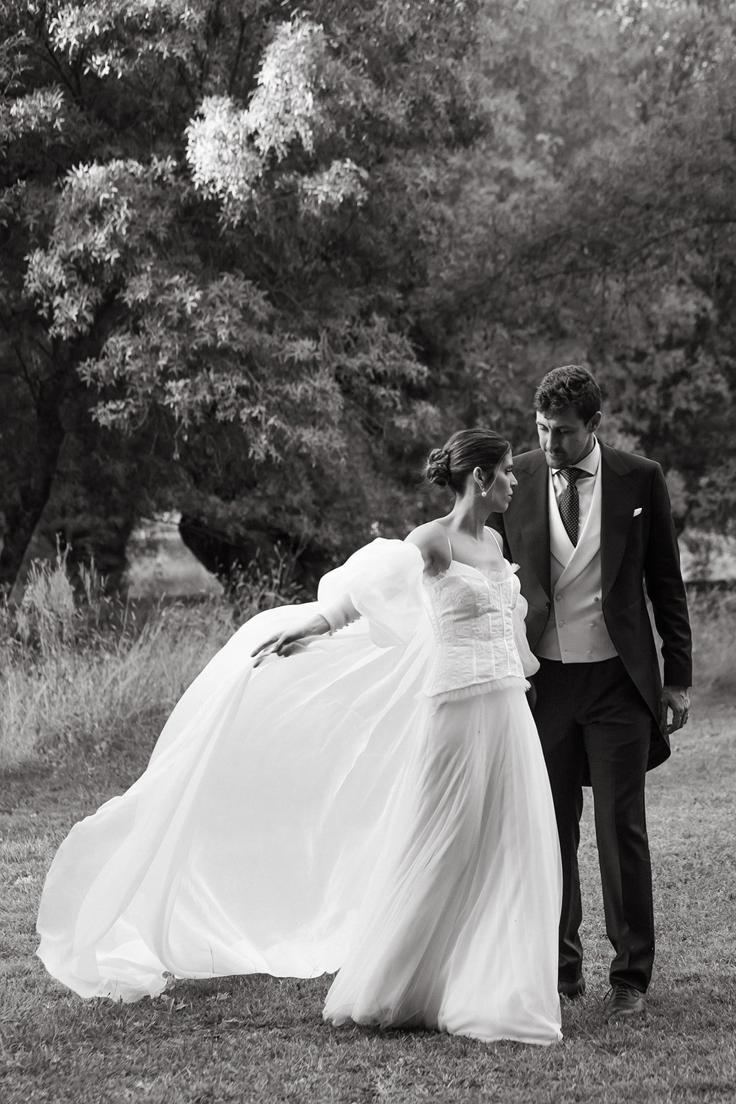El vestido de Paola al viento junto a Daniel, en blanco y negro