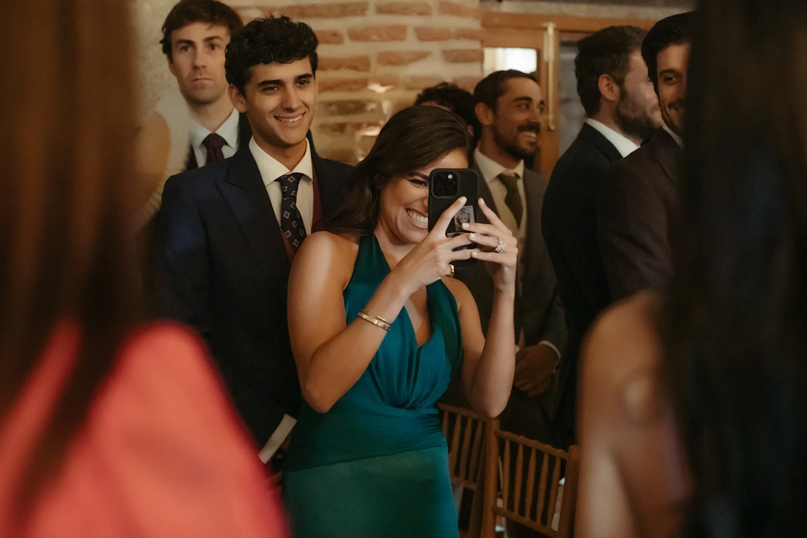 Una invitada graba con el móvil en la boda de Paola y Daniel en El Escorial