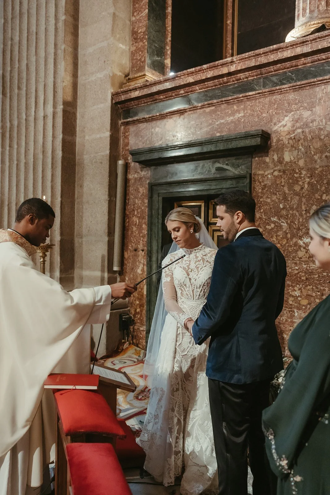El sacerdote se dirige a María Amelia y Juan Pablo en el Real Monasterio de San Lorenzo de El Escorial