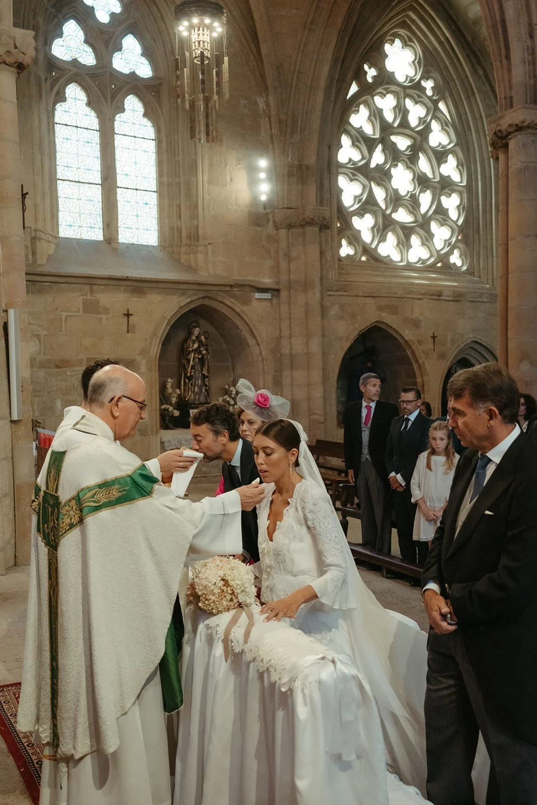 El sacerdote se dirige a Amalia y Marcos durante su boda en el País Vasco