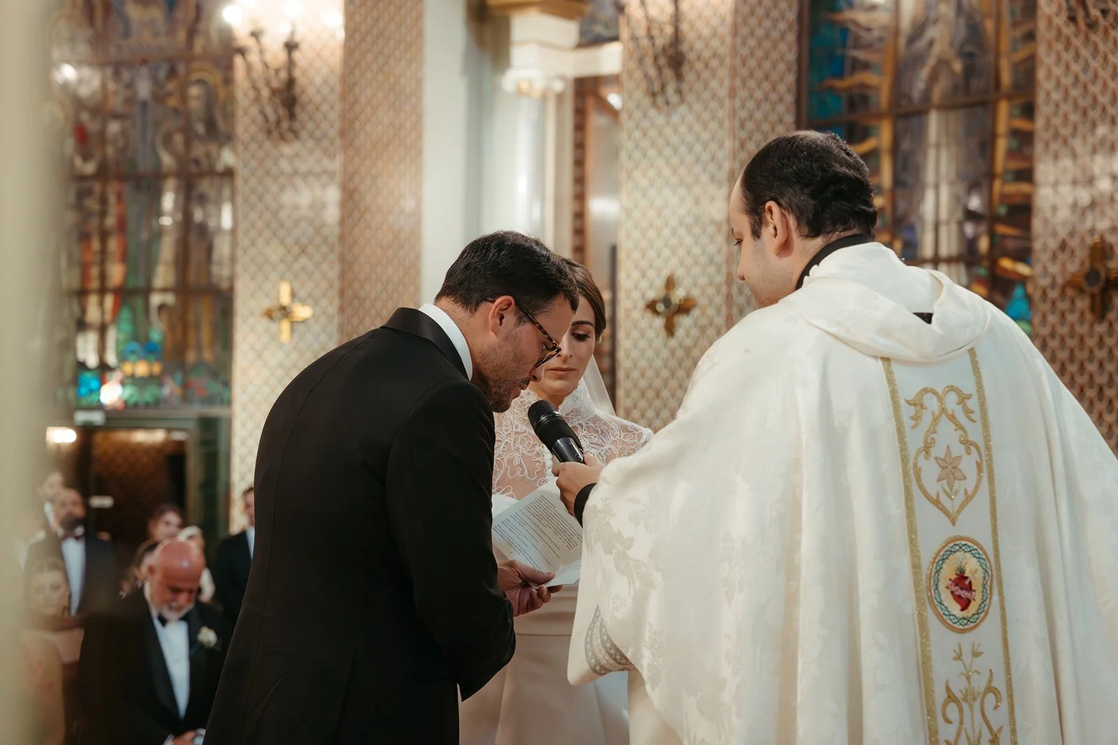 El sacerdote habla a Miguel durante la ceremonia en la parroquia de San Agustín, en Madrid