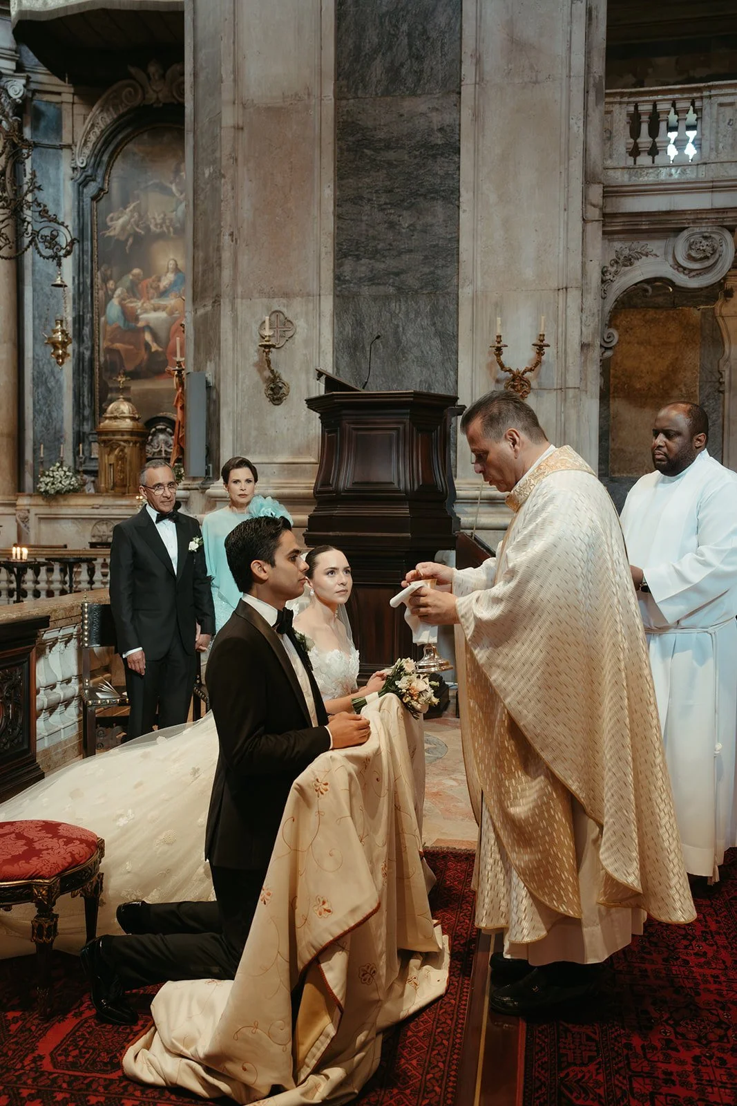 Cristina y José ante el sacerdote en la Basílica da Estrela, en Lisboa