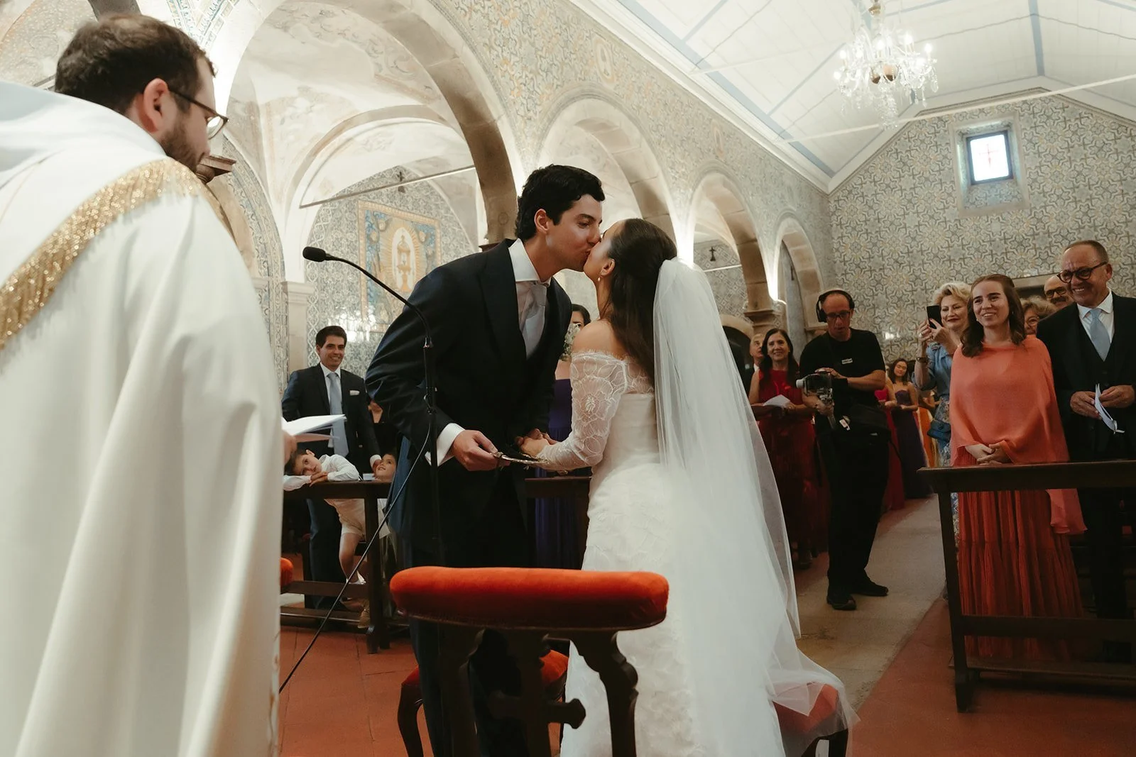 Clara y Rafa se besan ante el sacerdote en la Igreja de São Simão, en Portugal