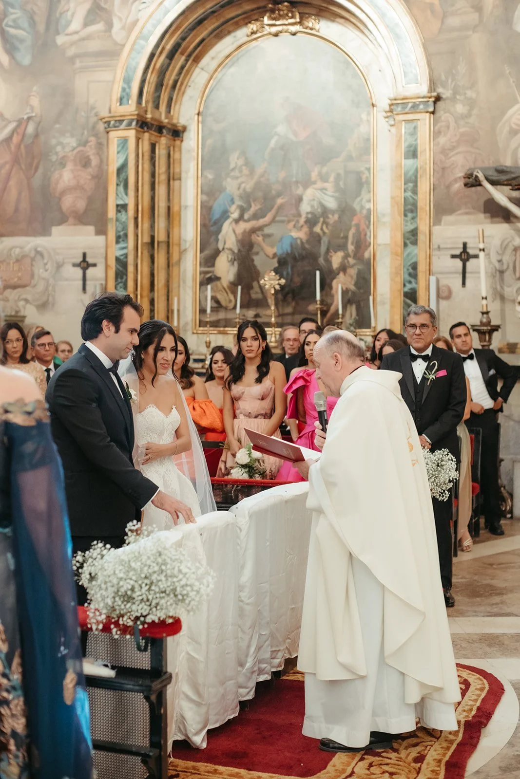 El sacerdote ante Camila y Carlos en la iglesia de San Antonio de los Alemanes, en Madrid
