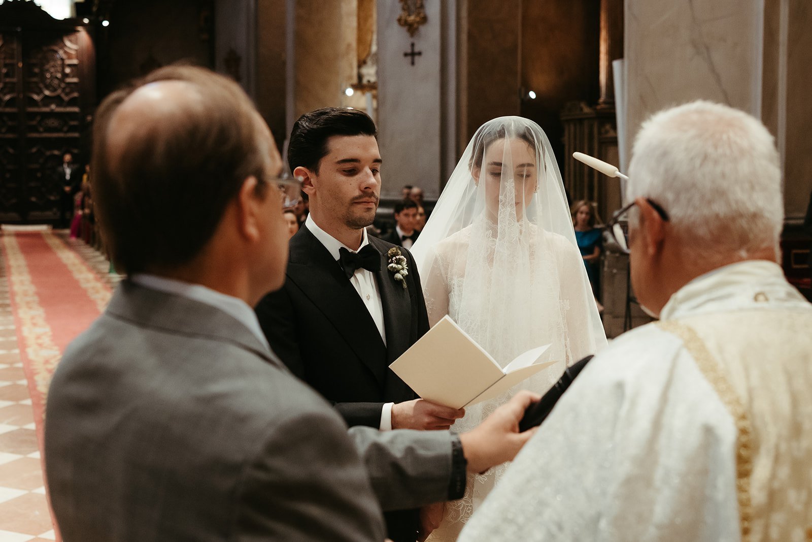 Isabel y Santiago ante el sacerdote en la Basílica de San Miguel, en Madrid