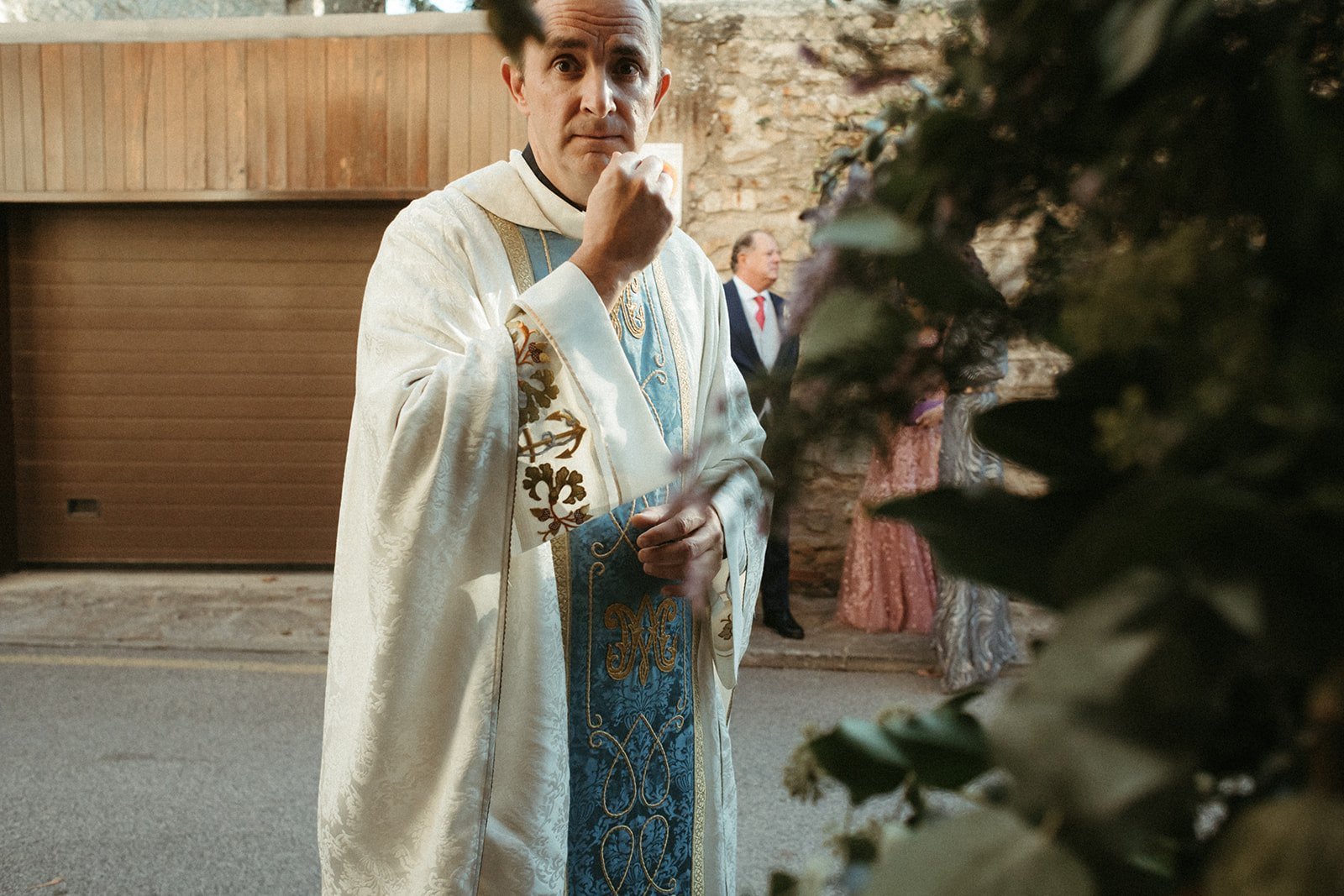 El sacerdote habla durante la boda de María y Carlos en Pamplona