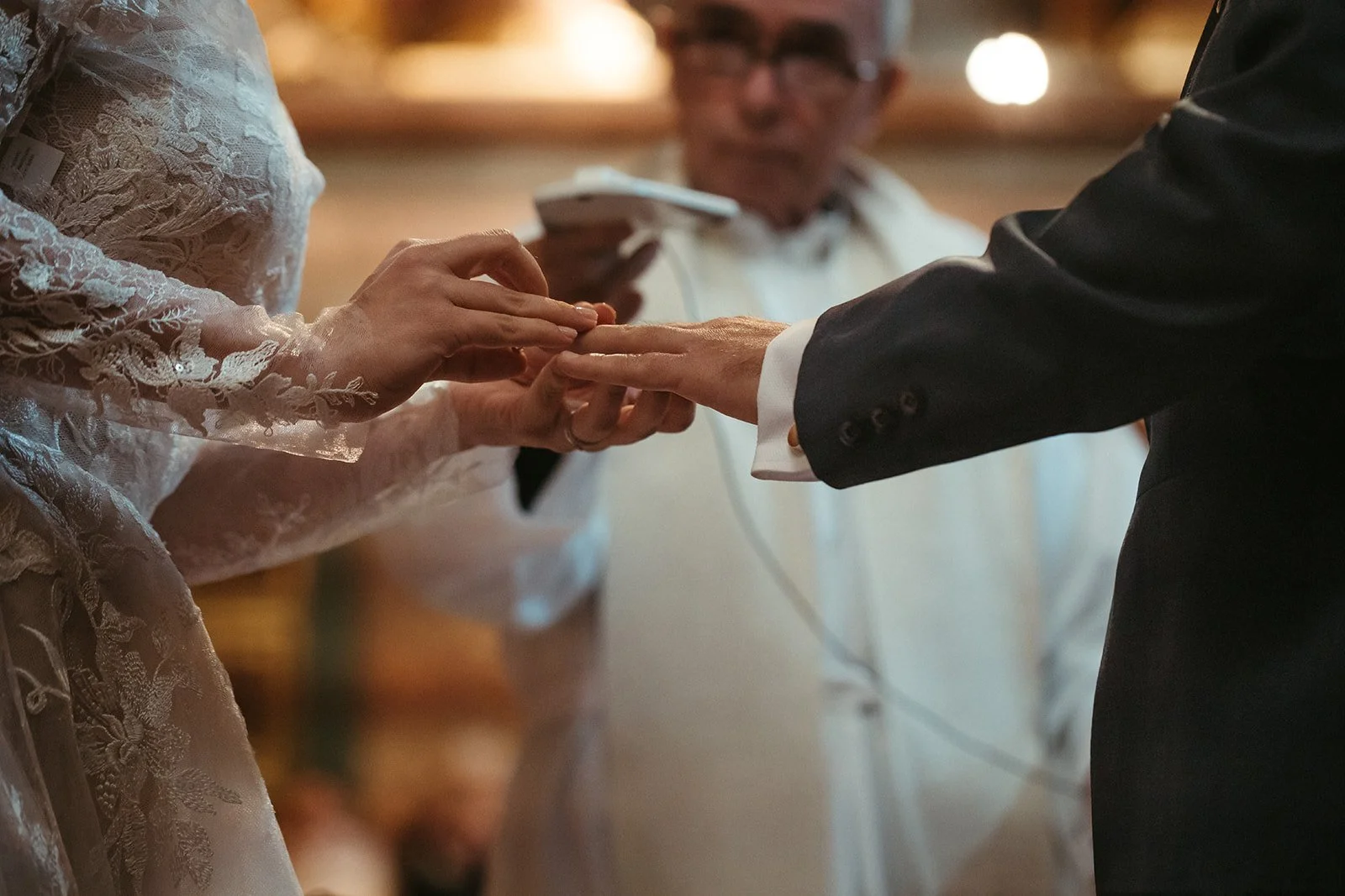 Intercambio de anillos de Corina y Andrés en la Basílica de San Lorenzo de El Escorial