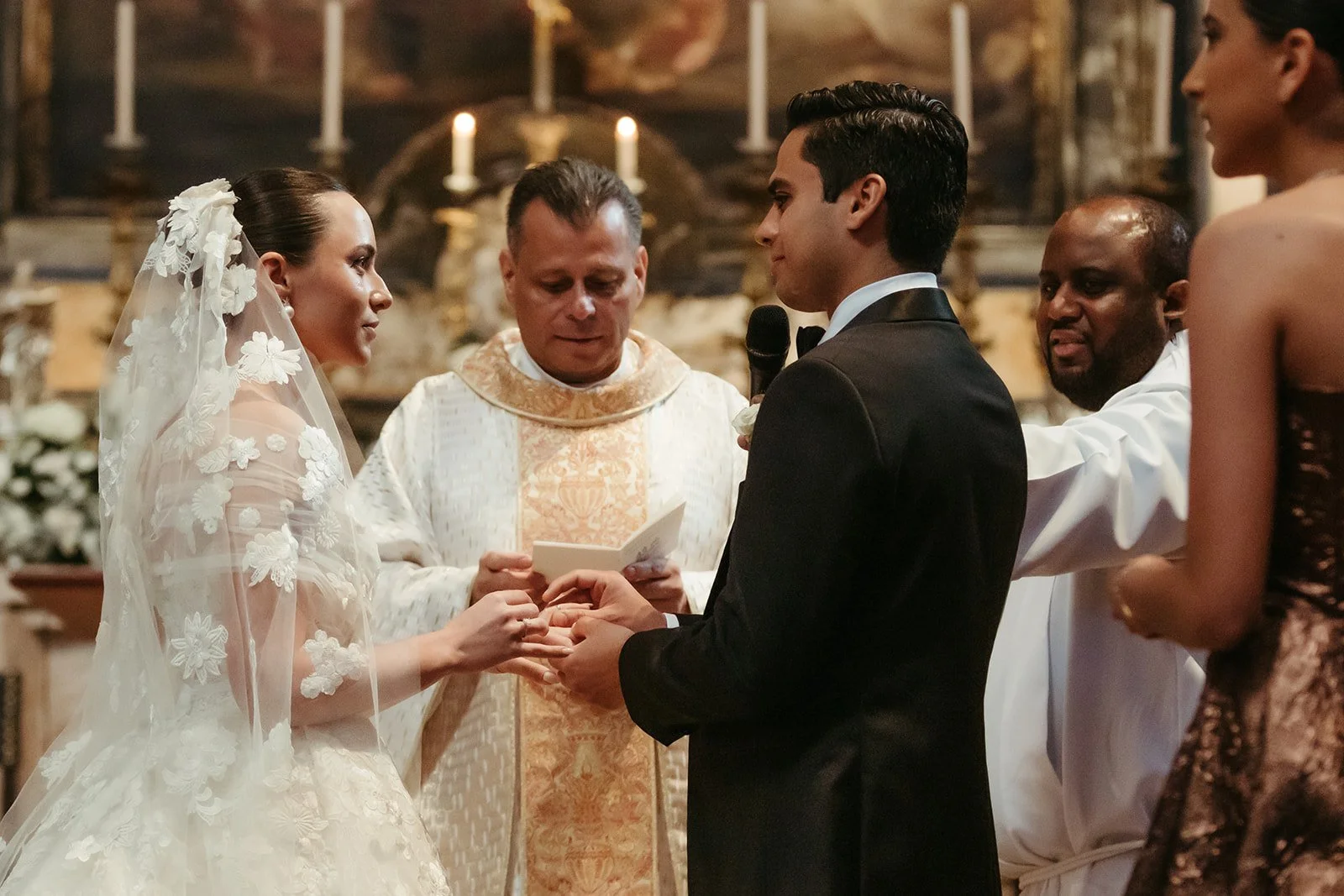 Cristina y José se ponen los anillos ante el sacerdote en la Basílica da Estrela, en Lisboa