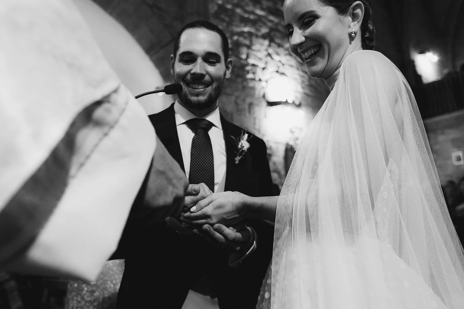 María y Carlos se ponen los anillos, en blanco y negro, en su boda en Pamplona