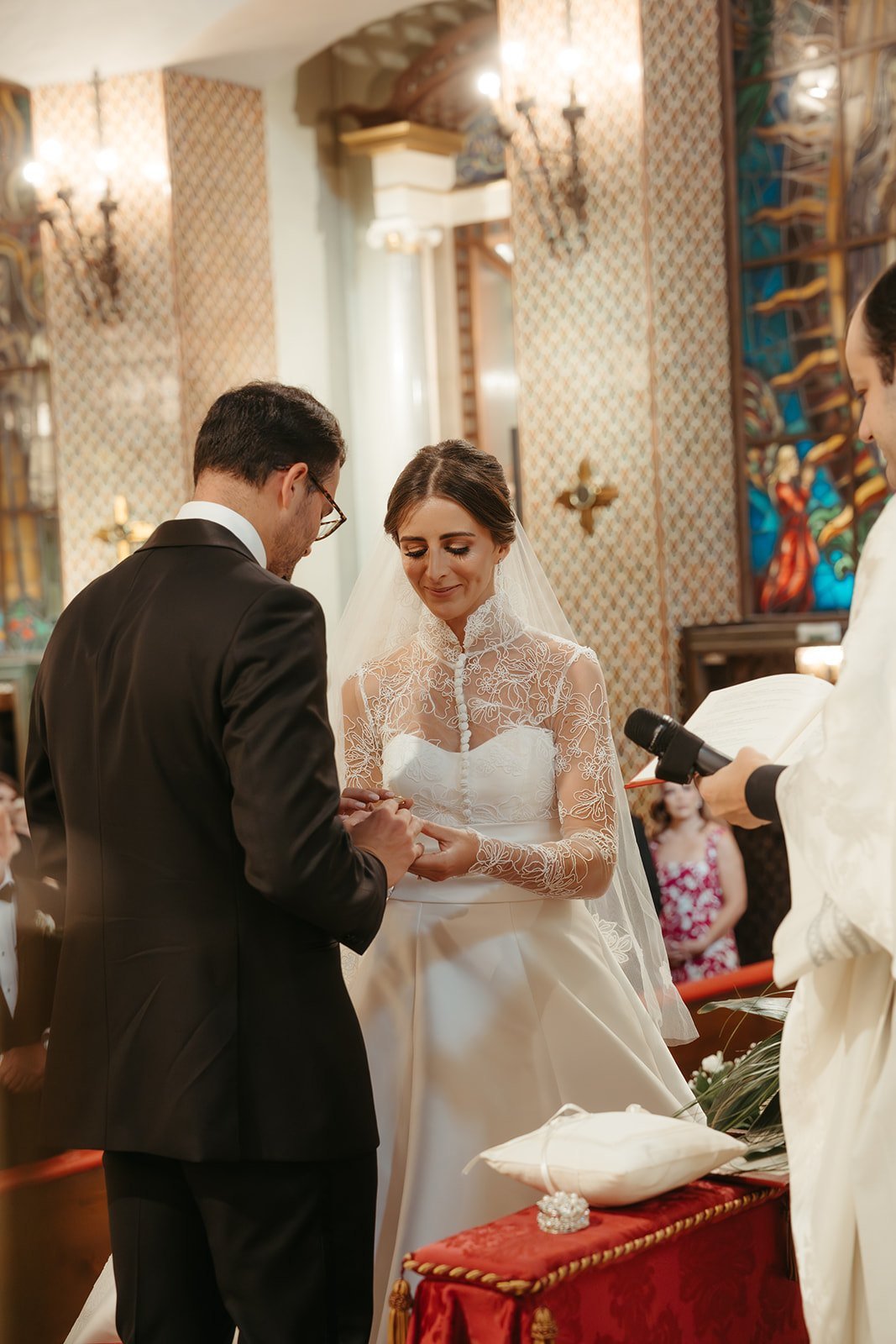 Bárbara y Miguel intercambian los anillos en la parroquia de San Agustín, en Madrid