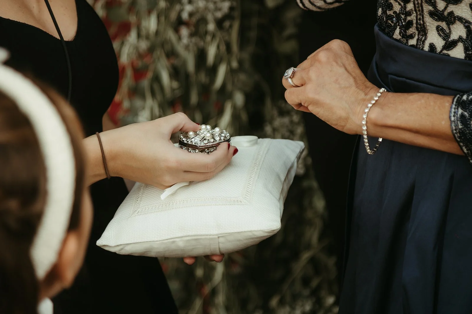 Los anillos sobre su cojín en la boda de Bárbara y Miguel