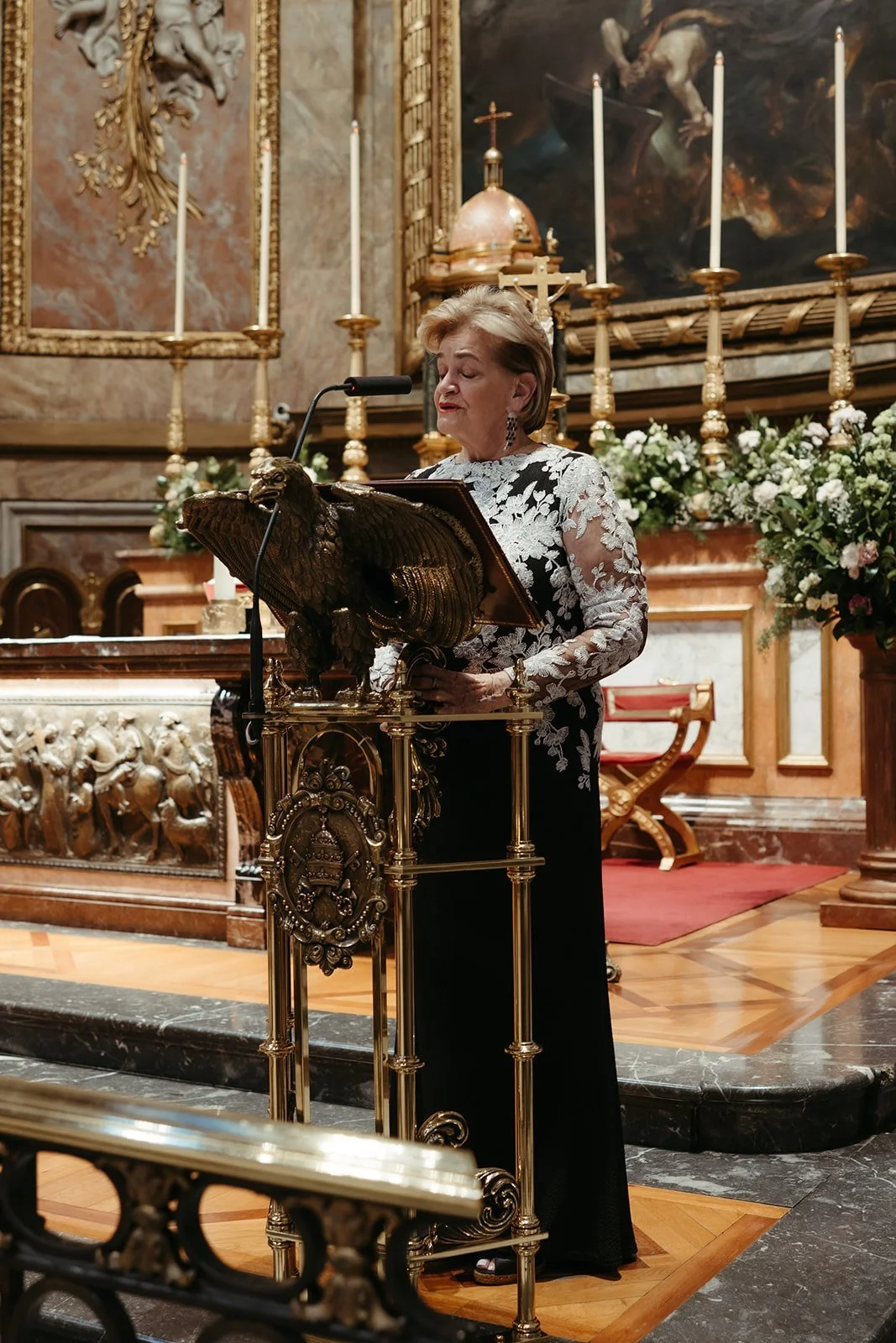Una lectura en la Basílica de San Miguel, boda de Isabel y Santiago en Madrid